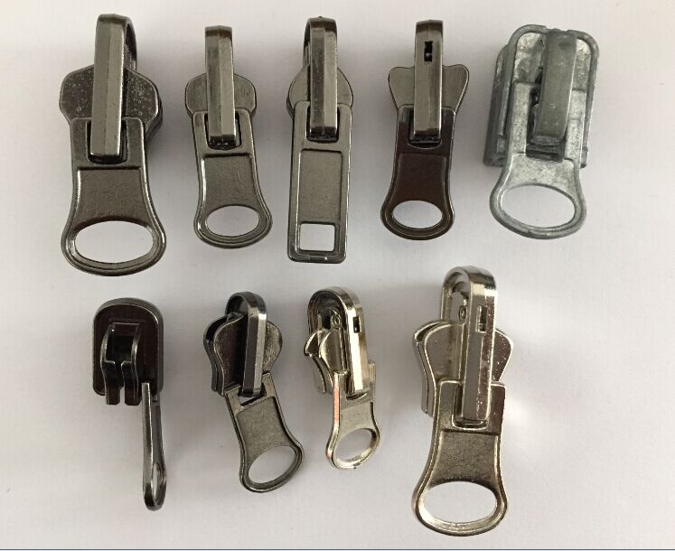 Reversible slider for nylon zipper and resin zipper